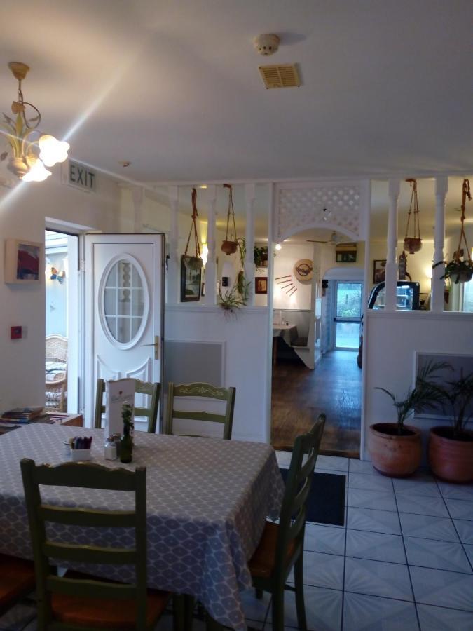 The Rose Garden Bed & Breakfast And Cafe เคนแมร์ ภายนอก รูปภาพ